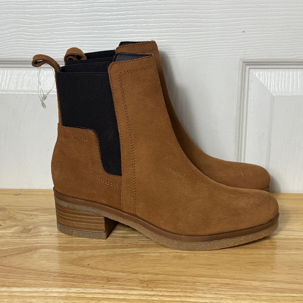 NWOT AVELLINI women's Tan Ankle Boots size 39 / 8.5 USA brand new without tags